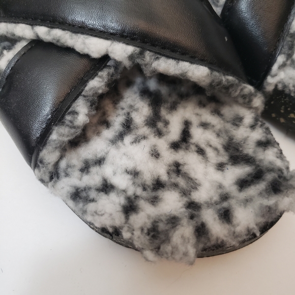 5/$15 Size 7 Black White Plush Lined Slip On Sandals - Picture 3 of 7